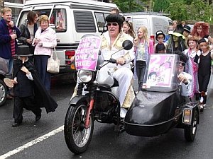 Elvis is alive! Elvis is alive!